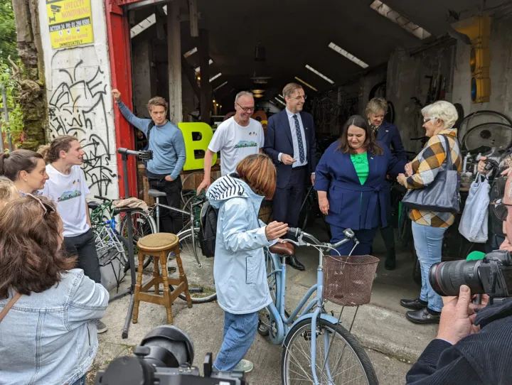 The Ukrainian Ambassador, Gerasko Larysa, and the Dutch Ambassador, Adriaan Palm presenting the 500th bike.